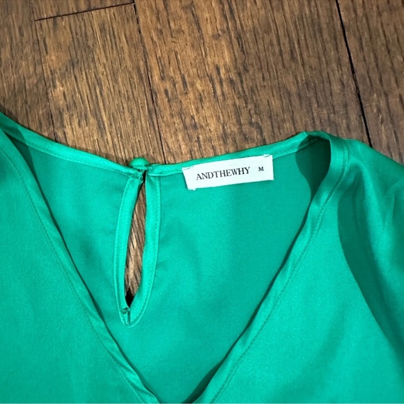 Green silky top sz Medium - Picture 2 of 2